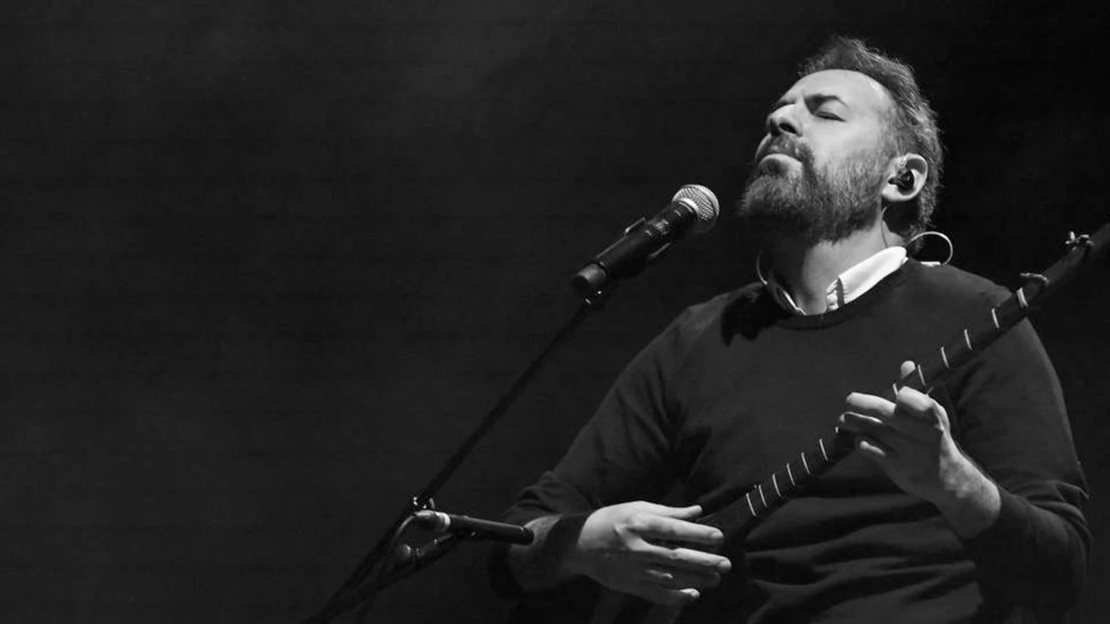 Tahmoures Pournazeri performing live